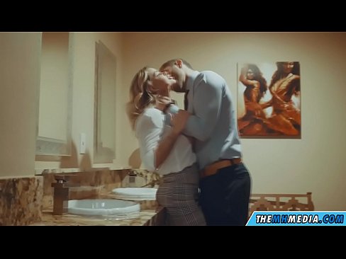 ❤️ כשבלונדינית חזה מפתה אותך בשירותים ציבוריים ️❌ סרטון פורנו אצלנו ☑